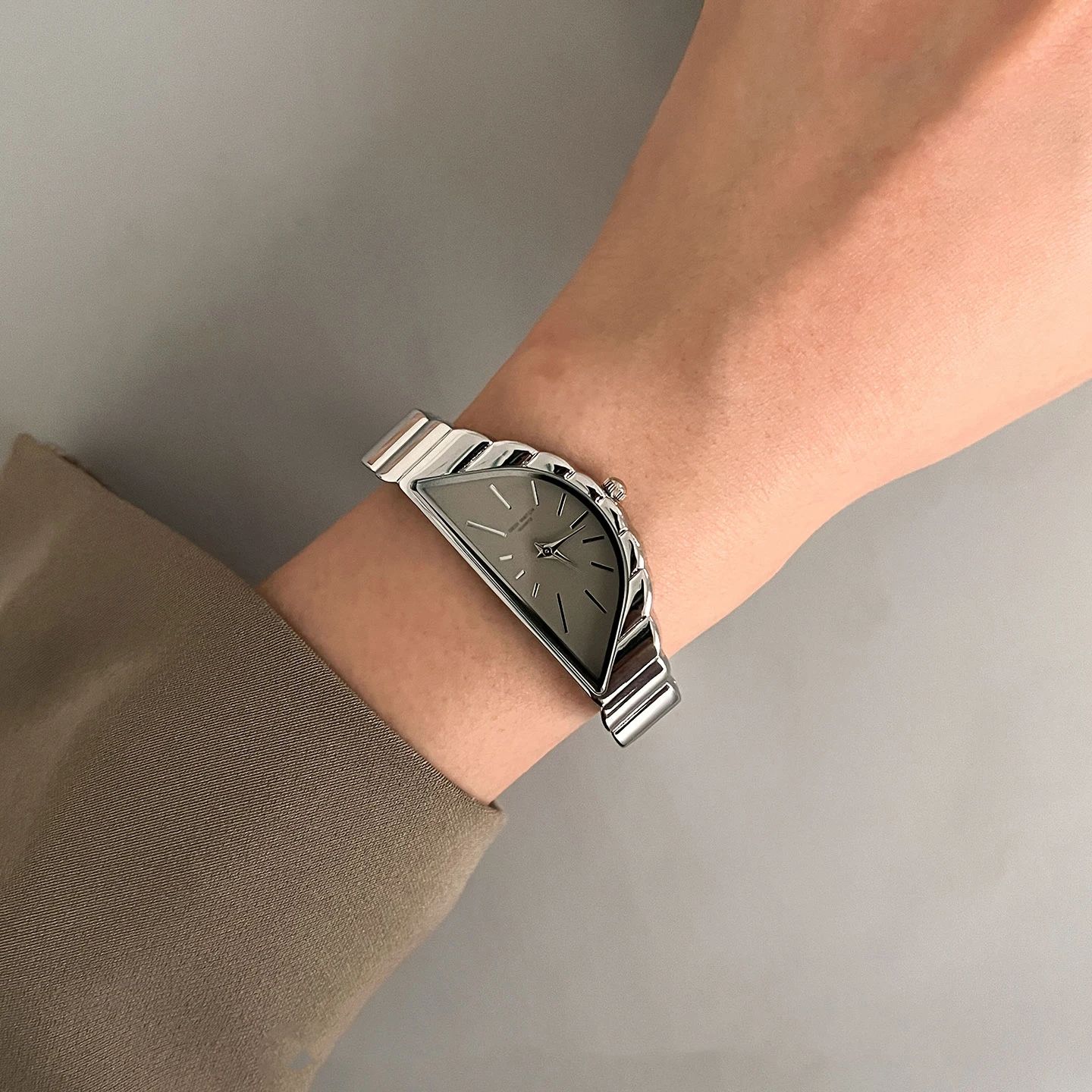 ساعات نسائية بتصميم عصري جديد، - مراجعة Analog Quartz Watch وسعره