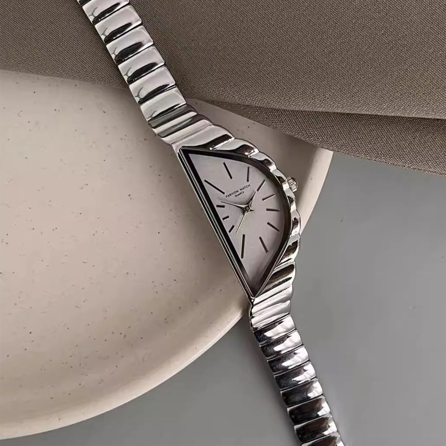 ساعات نسائية بتصميم عصري جديد، - مراجعة Analog Quartz Watch وسعره